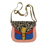 Bunte Leder Umhängetasche mit Leo-Muster, farbigem Leder in Rosa, Rot und Blau sowie verstellbarem Schulterriemen.