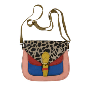 Bunte Leder Umhängetasche mit Leo-Muster, farbigem Leder in Rosa, Rot und Blau sowie verstellbarem Schulterriemen.