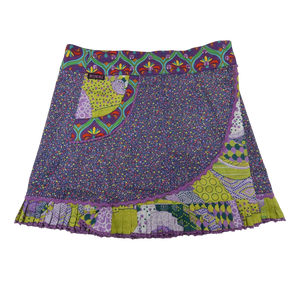 Wenderock aus Stoff mit Mustermix Violett/Gelb und Rüschen mit lila Spitzenborte. Größenverstellbar mit zwei Druckknopfleisten.