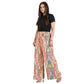 Model präsentiert Hose aus naturbelassenem Stoff mit indischem Aufdruck, orange-grün