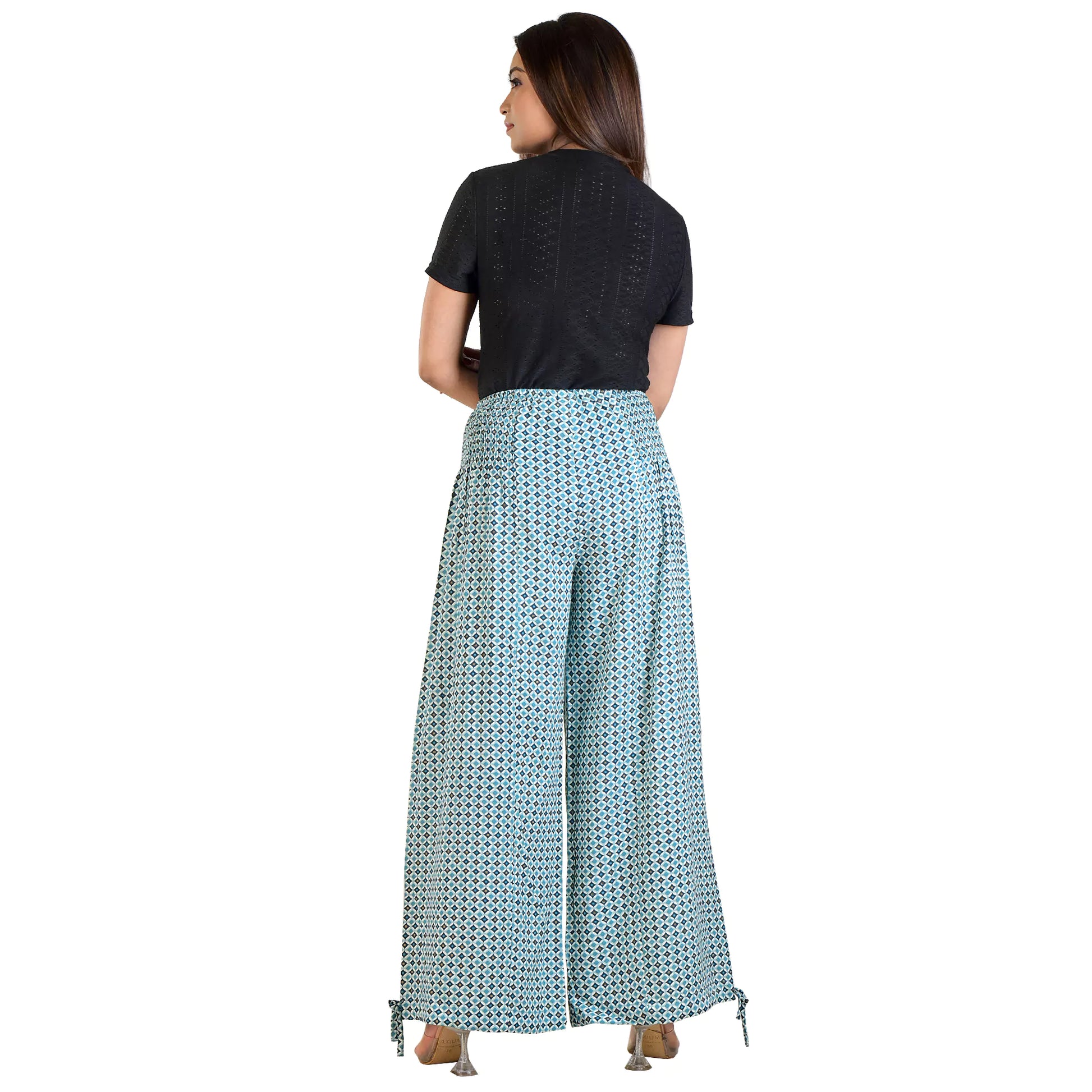 Bequeme Sommerhose für Damen aus Viskose mit türkis-grünem Ethno-Print. Rückansicht.