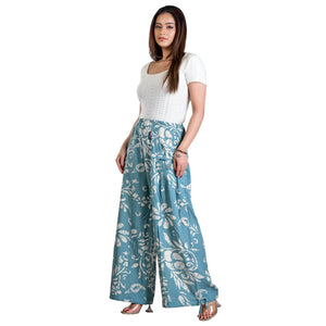Luftige Viskosehose in Hellblau mit Blumenmuster, getragen von Model in Bewegung