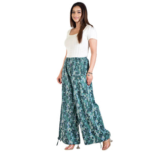 Viskosehose in Petrol mit Blumenmuster, getragen von Model in Bewegung