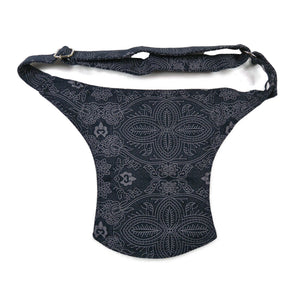 Hinteransicht: Gürteltasche, Bauchtasche aus Baumwollstoff mit Ornamenten und Blumenmuster in Navy Blau.