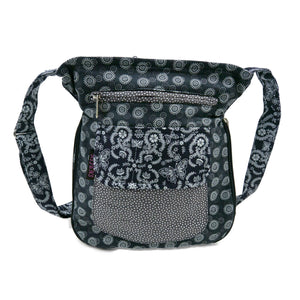 Kleine Umhängetasche mit zweiseitigem Design Muster/Schmetterling aus Baumwollstoff in Schwarz. Auf beiden Seiten befinden sich zwei Reißverschlussfächer und ein Einsteckfach.