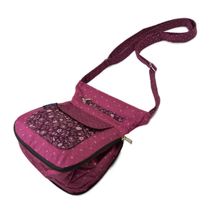 Seitenansicht: Kleine Umhängetasche mit zweiseitigem Design Muster/Anker aus Baumwollstoff Magenta. Auf beiden Seiten befinden sich zwei Reißverschlussfächer und ein Einsteckfach.