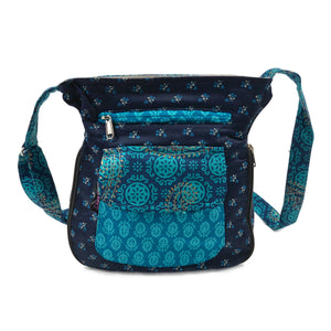 Kleine Umhängetasche mit zweiseitigem Design Blumen/Paisley Mustermix aus Baumwollstoff Dunkelblau. Auf beiden Seiten befinden sich zwei Reißverschlussfächer und ein Einsteckfach.