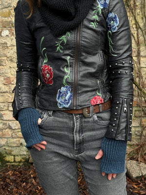 Ein Model mit Lederjacke präsentiert Handstulpen Mahalaxmi 52 aus Schurwolle mit Fleeceeinlage marineblau.
