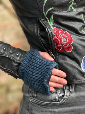 Nahaufnahme Hand: Model präsentiert Handstulpen Mahalaxmi 52 aus Schurwolle mit Fleeceeinlage marineblau.