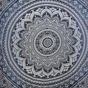 Zentrale Ansicht einer rechteckigen Mandala-Decke in Schwarz-Weiß mit großem, dekorativem Ornament im indischen Stil.
