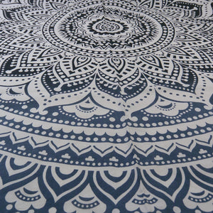 Perspektivische Nahaufnahme der handbedruckten Mandala-Decke mit filigranen Mustern in Schwarz auf weißem Hintergrund.