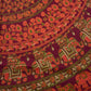 Nahaufnahme der handbedruckten Mandala-Decke mit floralen Mustern und traditionellen Elefanten in kräftigen Farben. Nijens Shop