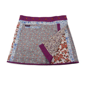 Wenderock, Wickelrock aus Baumwolle Grau-Pink mit Blumenmuster und kleinem Einsteckfach vorne. Umfang ist einstellbar mit gläsernen Druckknöpfen am Rockbund.