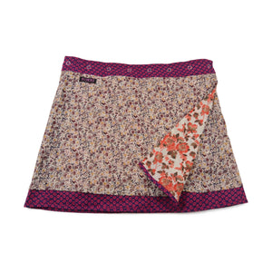 Wenderock, Wickelrock aus Baumwolle Sand-Pink mit Blumenmuster und kleinem Einsteckfach vorne. Umfang ist einstellbar mit Druckknöpfen am Rockbund.