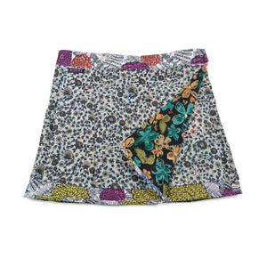 Wenderock, Wickelrock aus Baumwolle weiß mit Blumenmuster und kleinem Einsteckfach vorne. Umfang ist einstellbar mit Druckknöpfen am Rockbund.