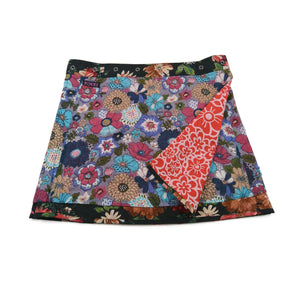 Wenderock, Wickelrock aus Baumwolle, Violett/Schwarz, mit Blumen und kleinem Einsteckfach vorne. Umfang ist einstellbar mit gläsernen Druckknöpfen am Rockbund.