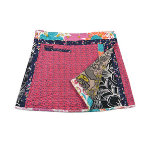 Wenderock, Wickelrock aus Baumwolle, Navy-Blau/Rosa, mit kleinem Blumenmuster und Einsteckfach vorne. Umfang ist einstellbar mit gläsernen Druckknöpfen am Rockbund.