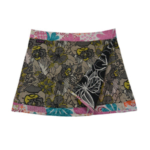 Wenderock, Wickelrock aus Baumwolle, Grau, Beige/Rosa, mit Blumenmotiven und kleinem Einsteckfach vorne. Umfang ist einstellbar mit Druckknöpfen am Rockbund.