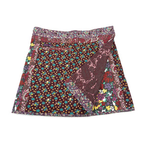 Wenderock, Wickelrock aus Baumwolle, Dunkellila/Weinrot, mit kleinem Blumenmuster und Einsteckfach vorne. Umfang ist einstellbar mit gläsernen Druckknöpfen am Rockbund.