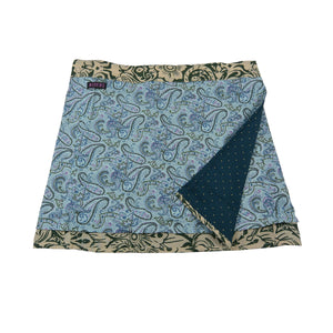 Wenderock, Wickelrock aus Baumwolle, hellblau mit Paisleymuster und kleinem Einsteckfach vorne. Umfang ist einstellbar mit Druckknöpfen am Rockbund.