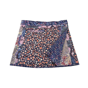 Wenderock aus Baumwolle Blau- Schwarz mit Blumen Muster. Kleines Einsteckfach vorne, Umfang ist einstellbar mit gläsernen Druckknöpfen am Rockbund.
