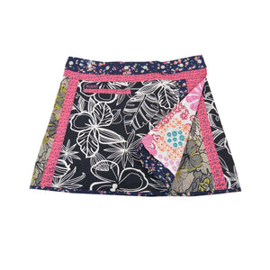 Wenderock aus Baumwolle Schwarz-Rosa, Blumen Muster und Palmenblatt Motive. Kleines Einsteckfach vorne, Umfang ist einstellbar mit gläsernen Druckknöpfen am Rockbund.