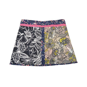 Hinteransicht:Wenderock aus Baumwolle Schwarz-Khaki, Blumen und Palmenblatt Motive. Kleines Einsteckfach vorne, Umfang ist einstellbar mit gläsernen Druckknöpfen am Rockbund.