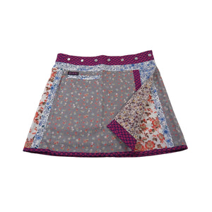 Wenderock aus Baumwolle Grau-Pink mit Blumen und kleinem Einsteckfach vorne. Umfang ist einstellbar mit gläsernen Druckknöpfen am Rockbund.