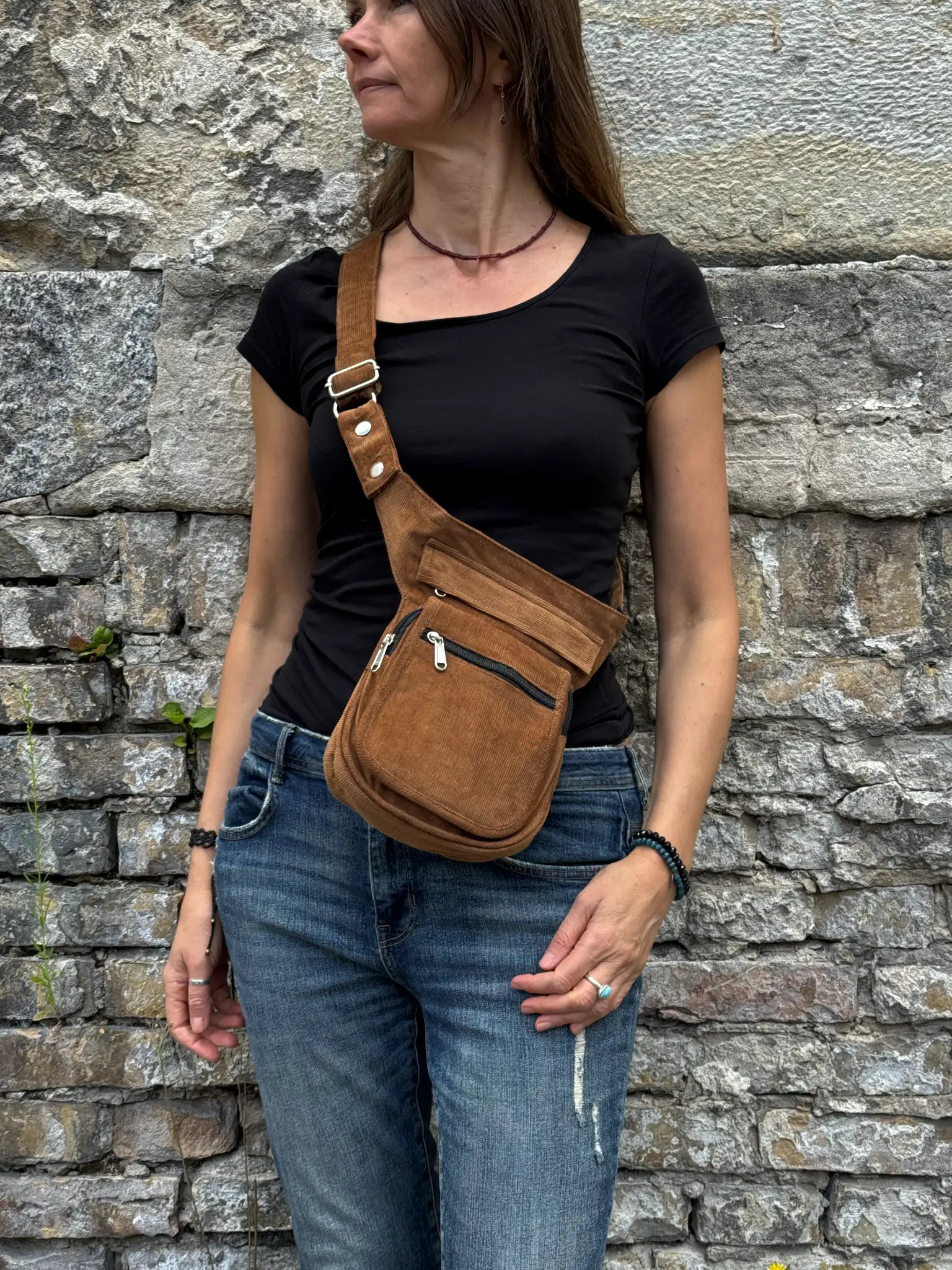 Bauchtasche Paris aus braunem Cord als Crossbody getragen – praktische Nijens Tasche mit mehreren Reißverschlussfächern