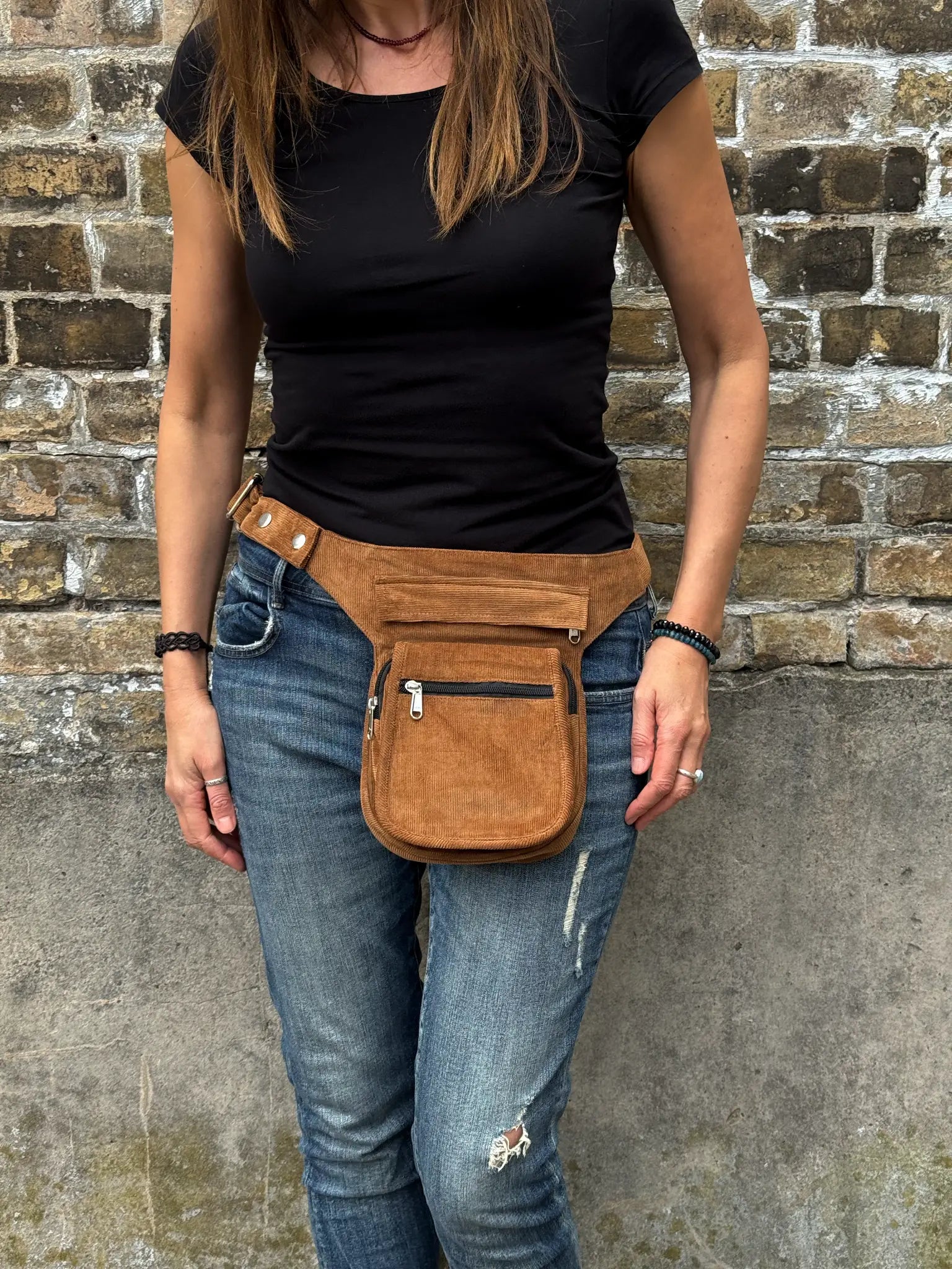 Braune Cord Bauchtasche Paris von Nijens als Hüfttasche getragen – lässiger Begleiter für Alltag, Reisen und Festivals