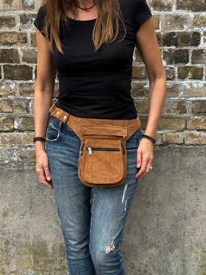Braune Cord Bauchtasche Paris von Nijens als Hüfttasche getragen – lässiger Begleiter für Alltag, Reisen und Festivals