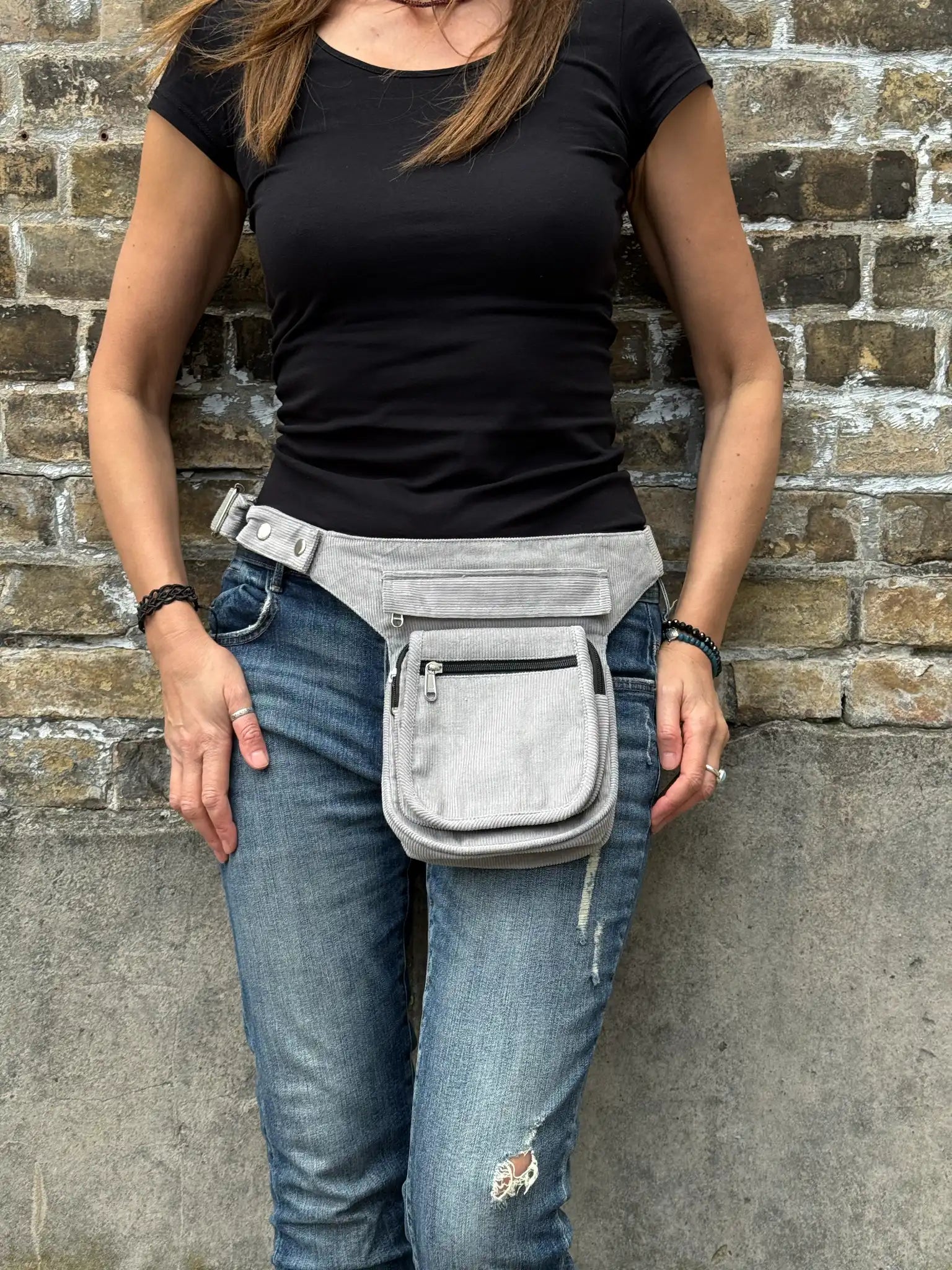 Hellgraue Cord Bauchtasche Paris von Nijens als Hüfttasche getragen – lässiger Begleiter für Alltag, Reisen und Festivals