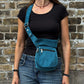 Bauchtasche Paris aus petrolfarbenem Cord als Crossbody getragen – praktische Nijens Tasche mit mehreren Reißverschlussfächern