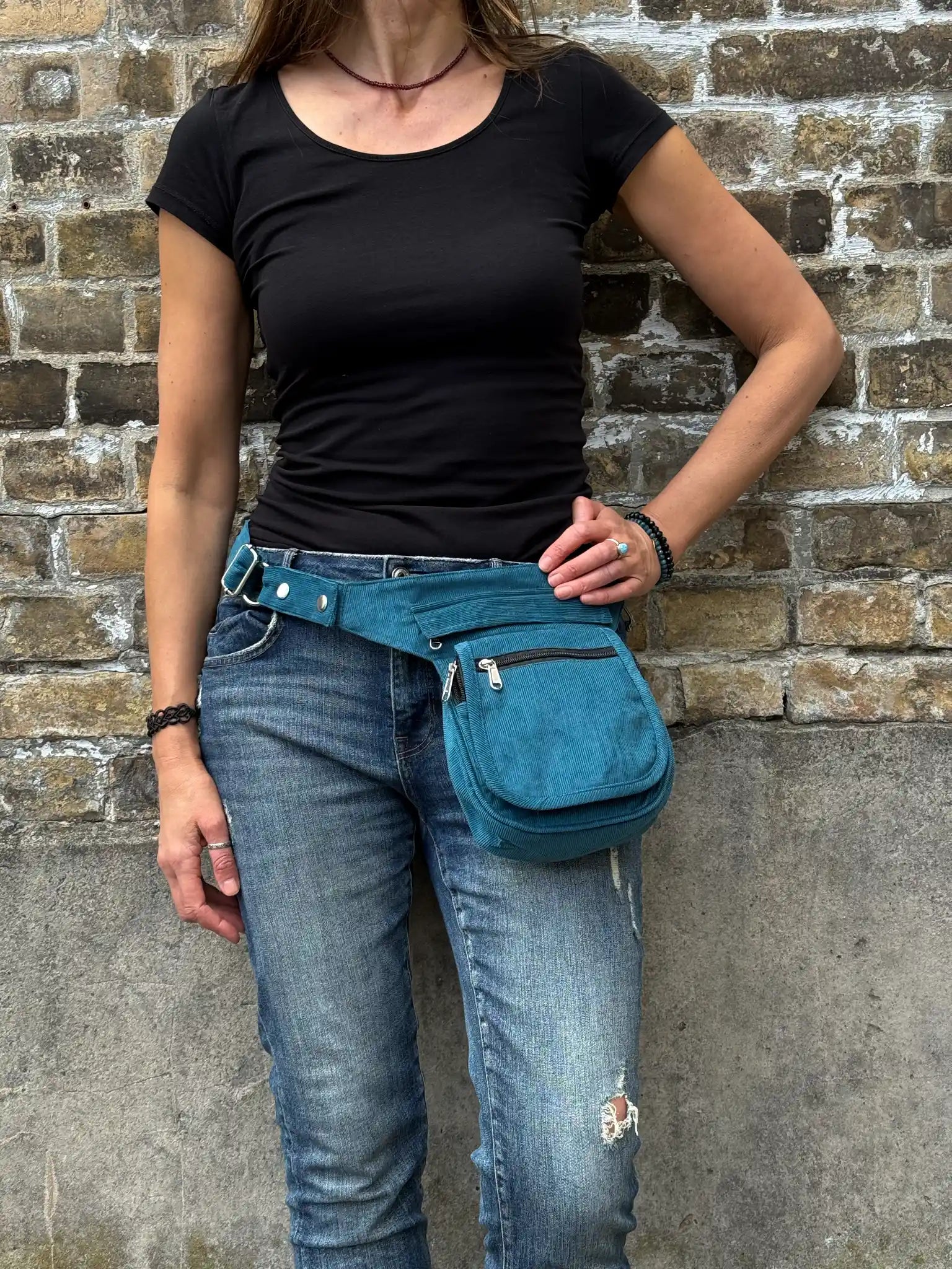 Petrolfarbene Cord Bauchtasche Paris von Nijens als Hüfttasche getragen – lässiger Begleiter für Alltag, Reisen und Festivals 