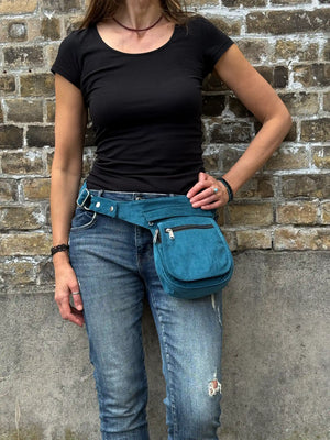 Petrolfarbene Cord Bauchtasche Paris von Nijens als Hüfttasche getragen – lässiger Begleiter für Alltag, Reisen und Festivals 