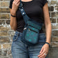Petrolfarbene Bauchtasche Paris von Nijens mit floralem Muster, lässig als Crossbody-Tasche getragen