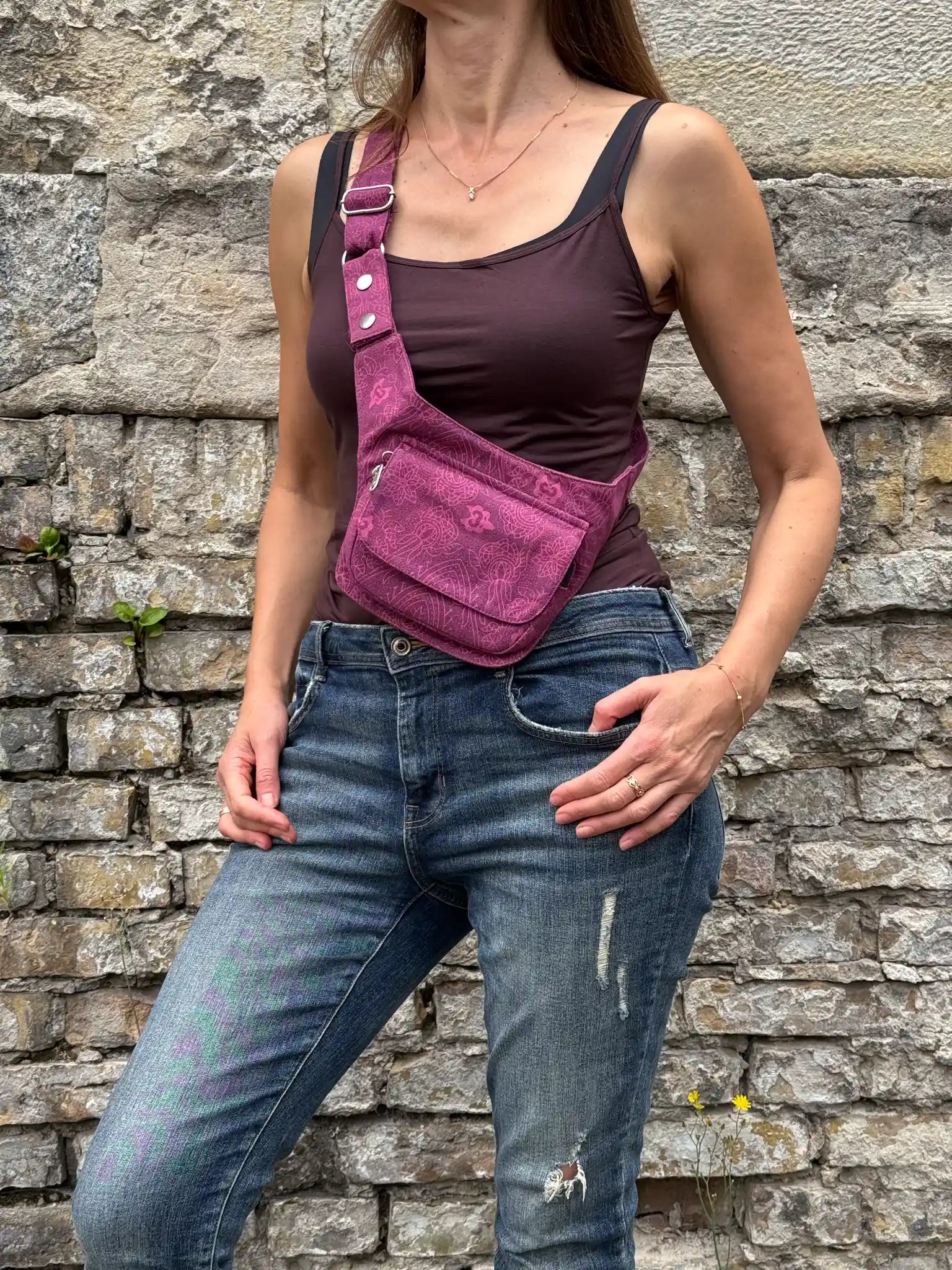 Nijens Bauchtasche Dublin aus Stoff in Fuchsia mit floralem Muster, getragen von einem Model.