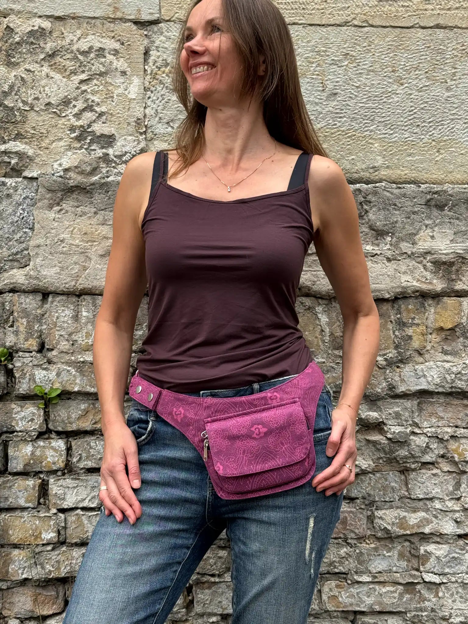 Nijens Bauchtasche Dublin aus Stoff in Fuchsia mit floralem Muster, getragen von einem Model, mit verstellbarem Hüftgurt und Fronttasche.