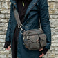 Frau trägt Canvas Gassi-Tasche Berlin mit floralem Muster in Dunkelgrün als Crossbody-Tasche, mit mehreren Fächern, Mandala-Stickerei und Halterung für Hundetrinkflasche
