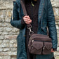 Ausschnittmodell, welches Gassi-Tasche Berlin Canvas Mahagonibraun in der Variante zum Umhängen präsentiert.