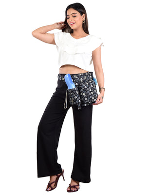 Model präsentiert eine schwarze, mit Pfotenmuster, wasserabweisende Trainingstasche von Nijens – ideal für Hundetraining und Spaziergänge bei jedem Wetter.