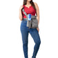 Model präsentiert Canvas Gassi-Tasche in Grau von Nijens mit Flaschenhalter, Leckerlifach und Platz für Handy & Kotbeutel. Frontalansicht.