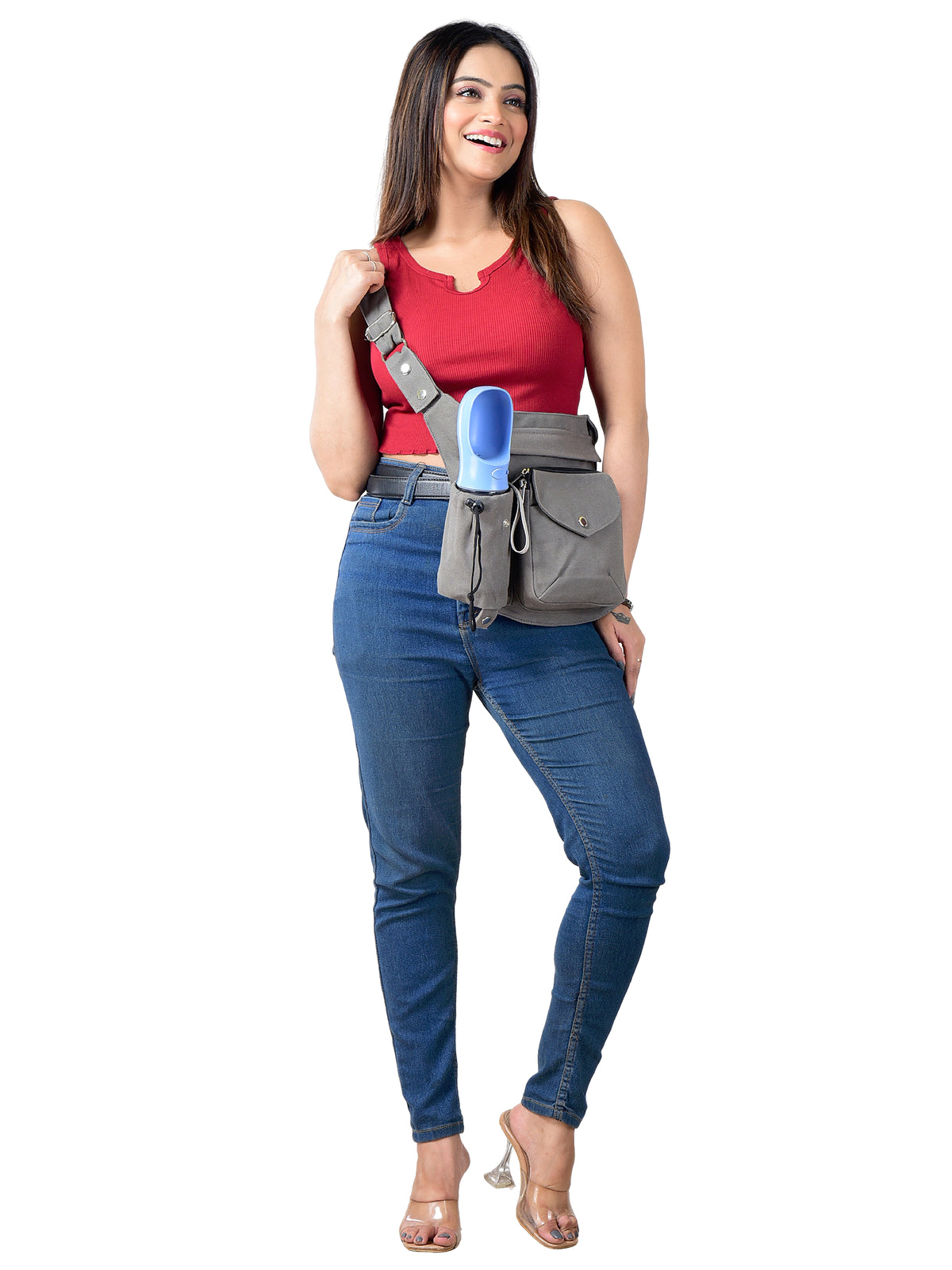 Model präsentiert Canvas Gassi-Tasche in Grau von Nijens mit Flaschenhalter, Leckerlifach und Platz für Handy & Kotbeutel. Frontalansicht.