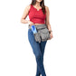Model trägt Canvas Gassi-Tasche in Grau von Nijens mit Flaschenhalter, Leckerlifach und Platz für Handy & Kotbeutel. Frontalansicht.