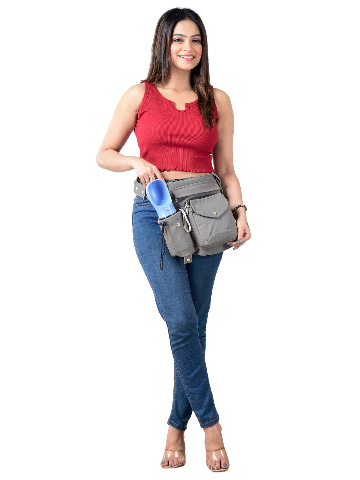 Model trägt Canvas Gassi-Tasche in Grau von Nijens mit Flaschenhalter, Leckerlifach und Platz für Handy & Kotbeutel. Frontalansicht.