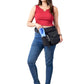 Model trägt Canvas Gassi-Tasche in Schwarz von Nijens mit Flaschenhalter, Leckerlifach und Platz für Handy & Kotbeutel. Frontalansicht.