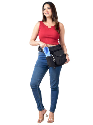 Model trägt Canvas Gassi-Tasche in Schwarz von Nijens mit Flaschenhalter, Leckerlifach und Platz für Handy & Kotbeutel. Frontalansicht.