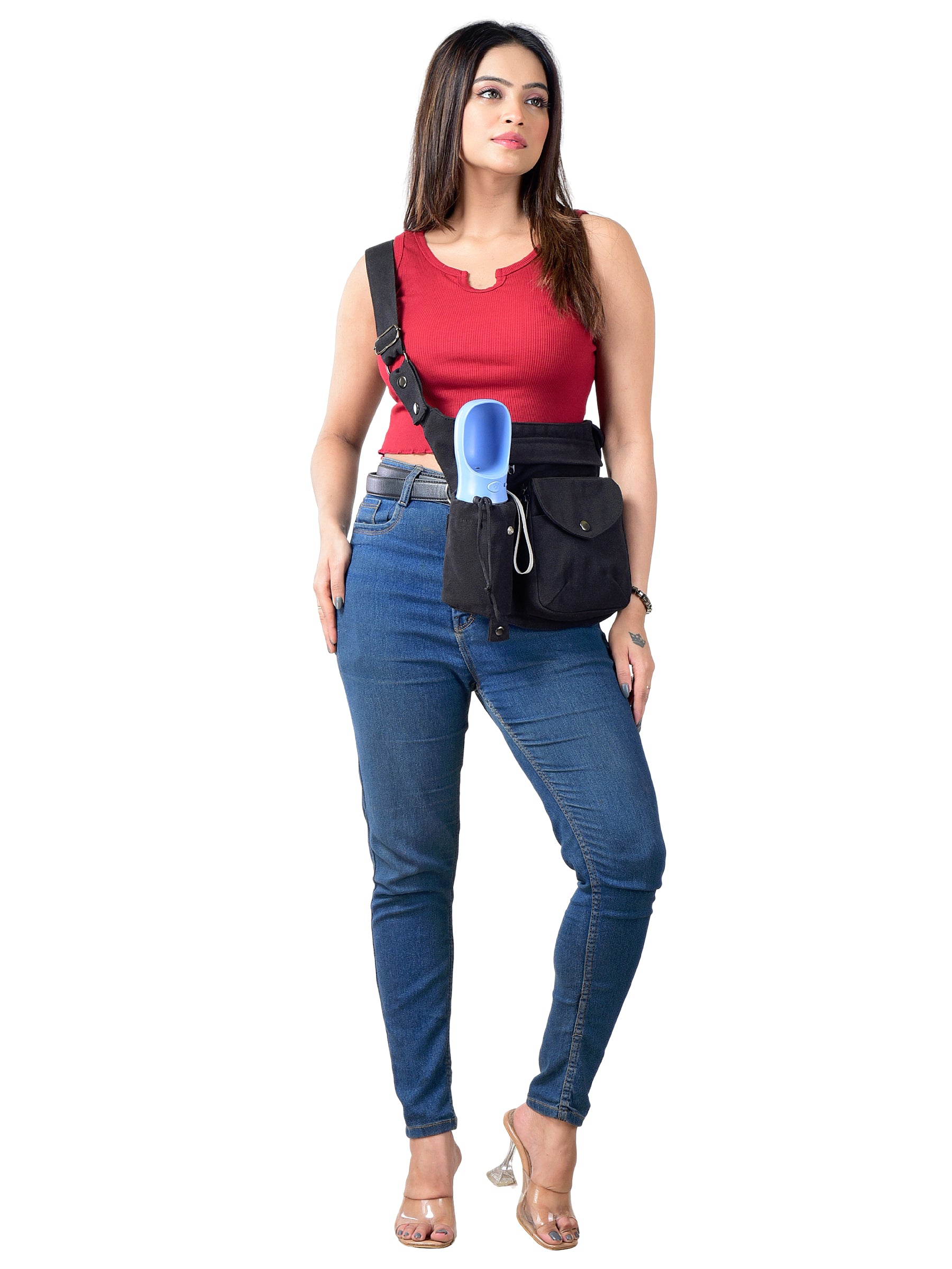 Model trägt als Crossbody Canvas Gassi-Tasche in Schwarz von Nijens mit Flaschenhalter, Leckerlifach und Platz für Handy & Kotbeutel. Frontalansicht. 