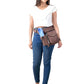 Model trägt Canvas Gassi-Tasche in Braun von Nijens mit Flaschenhalter, Leckerlifach und Platz für Handy & Kotbeutel. Frontalansicht.