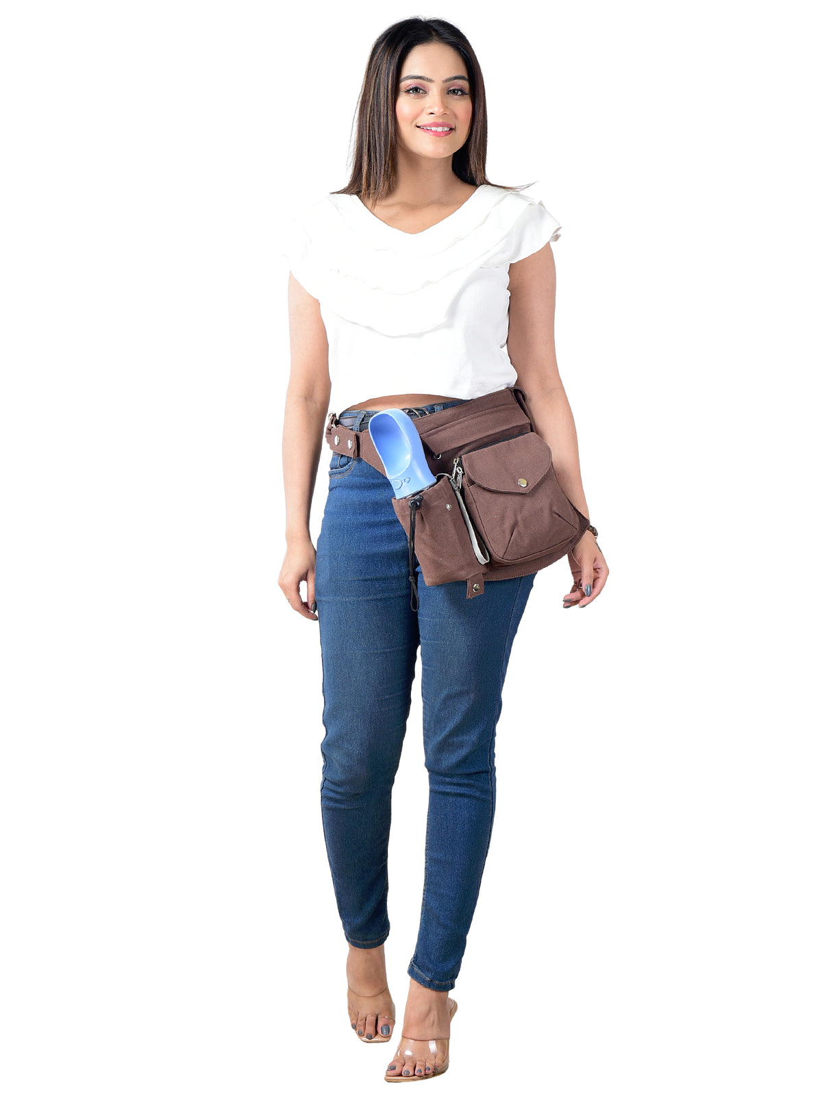 Model trägt Canvas Gassi-Tasche in Braun von Nijens mit Flaschenhalter, Leckerlifach und Platz für Handy & Kotbeutel. Frontalansicht.